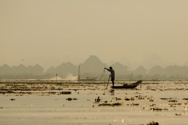Balıkçılar Inle göl günbatımı, myanmar.