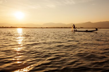 Balıkçılar Inle göl günbatımı, myanmar.