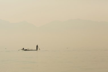 Balıkçılar Inle göl günbatımı, myanmar.