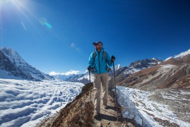 Uzun yürüyüşe çıkan kimse Trek Khumbu Vadisi, Nepal Himalayalar,