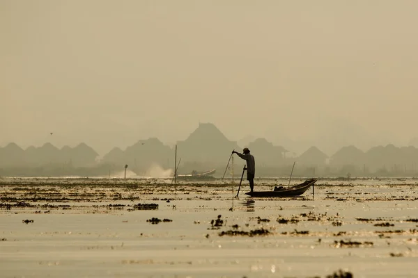 Fishermen in Inle lakes sunset, Myanmar. — Stock Photo, Image