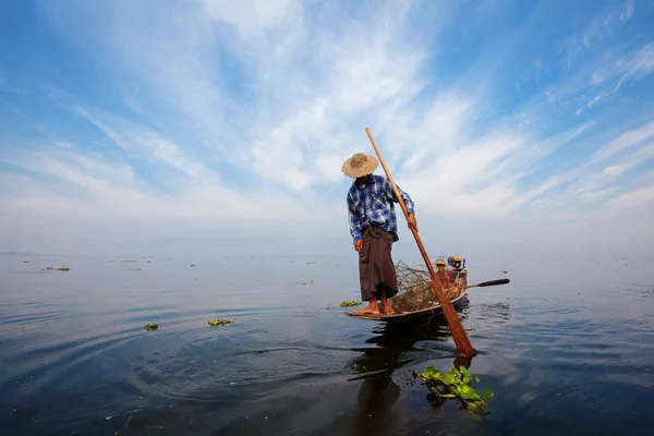 Vissers in inle meren zonsondergang, myanmar. — Stockfoto