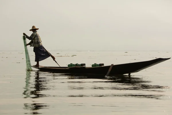 Fishermen in Inle lakes sunset, Myanmar. — Stock Photo, Image