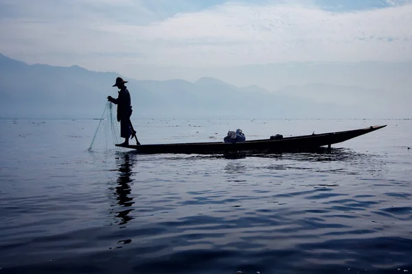 Fischer in inle Seen Sonnenuntergang, Myanmar. — Stockfoto