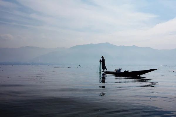 Fischer in inle Seen Sonnenuntergang, Myanmar. — Stockfoto