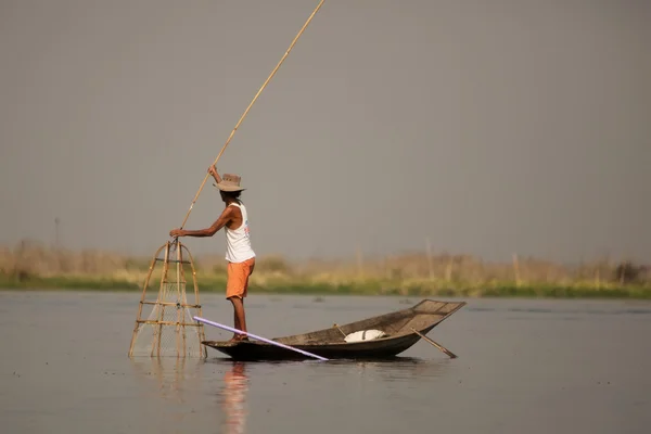 Рибалки на озері Інле озер захід сонця, М'янма. — стокове фото