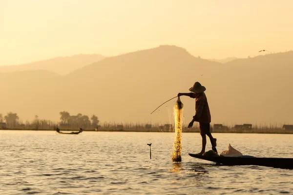 Fischer in inle Seen Sonnenuntergang, Myanmar. — Stockfoto