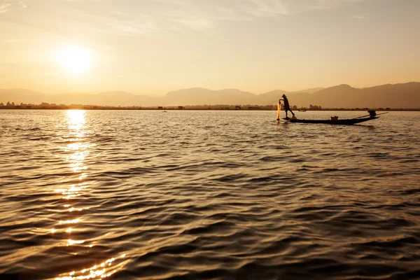 Fishermen in Inle lakes sunset, Myanmar. — Stock Photo, Image