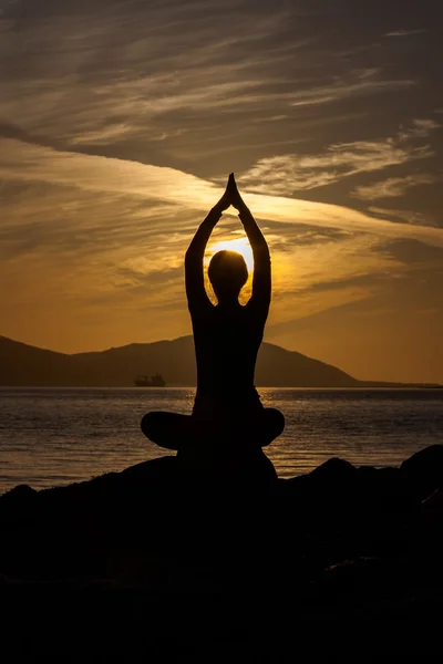 Caucásica mujer está haciendo ejercicios de yoga contra lán pintoresco — Foto de Stock