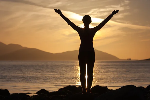 Kaukasisk kvinna gör yoga övningar mot pittoreska lan — Stockfoto