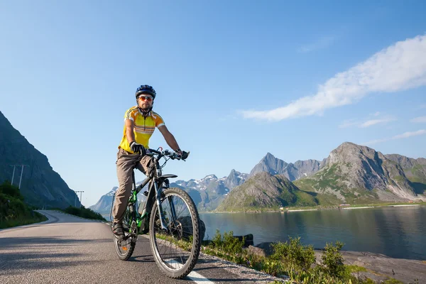 Ciclismo en Noruega contra pintoresco paisaje —  Fotos de Stock