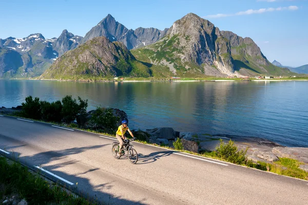 Andare in bicicletta in Norvegia contro paesaggi pittoreschi — Foto Stock