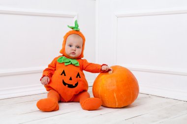 Çocuk balkabağı içinde uygun balkabağı beyaz zemin üzerine 