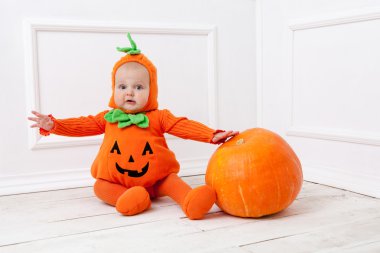 Çocuk balkabağı içinde uygun balkabağı beyaz zemin üzerine 