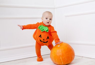 Çocuk balkabağı içinde uygun balkabağı beyaz zemin üzerine 