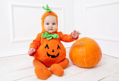 Çocuk balkabağı içinde uygun balkabağı beyaz zemin üzerine 