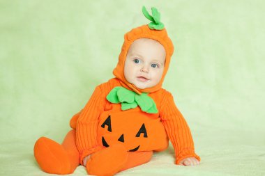 Çocuk balkabağı içinde uygun balkabağı beyaz zemin üzerine 