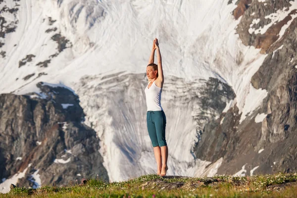 若い女性は高山でヨガを練習しています。 — ストック写真