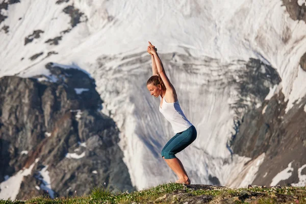 Νεαρή γυναίκα πρακτική της γιόγκα σε ψηλά βουνά — Φωτογραφία Αρχείου