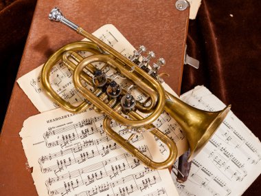Vintage trompet kağıt levha notları ile arasında yalan söylüyor