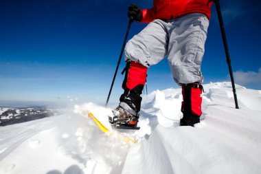 Kış dağlarında yürüyüş yapan