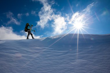 Kış dağlarında yürüyüş yapan