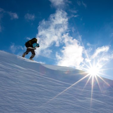 Kış dağlarında yürüyüş yapan