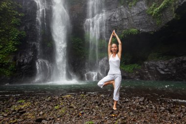 kadın meditasyon yoga şelaleler arasında yaparken