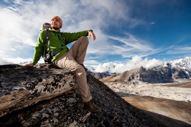 Himalaya dağlarında yürüyüş