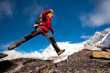 Himalaya dağlarında yürüyüş
