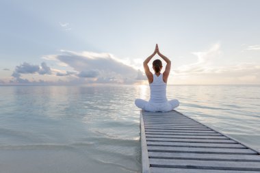 Kafkas kadın pratik yoga, deniz kıyısı