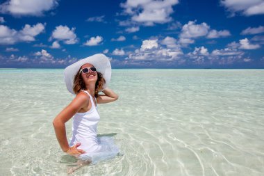 Beyaz kadın güzel deniz kıyısı aittir