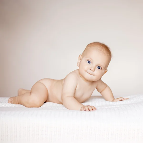 Lindo bebé niño contra fondo blanco — Foto de Stock