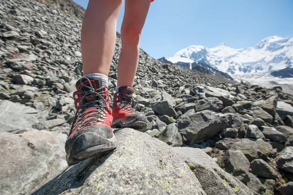 Wandelen boot close-up op berg stenen — Stockfoto