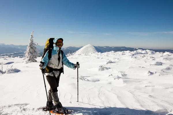 Excursionista en las montañas de invierno — Foto de Stock