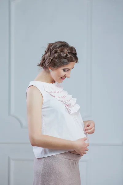 Kobieta w ciąży pozowanie Studio — Zdjęcie stockowe