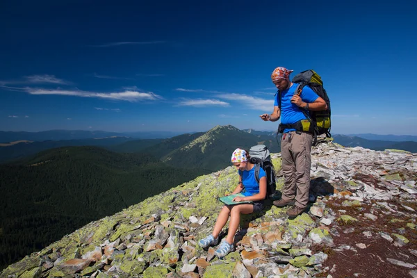 Retrato de pareja en la cima de la montaña que busca — Foto de Stock