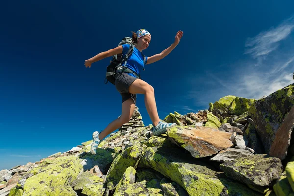 Caminhante pula sobre pedras nas montanhas dos Cárpatos — Fotografia de Stock