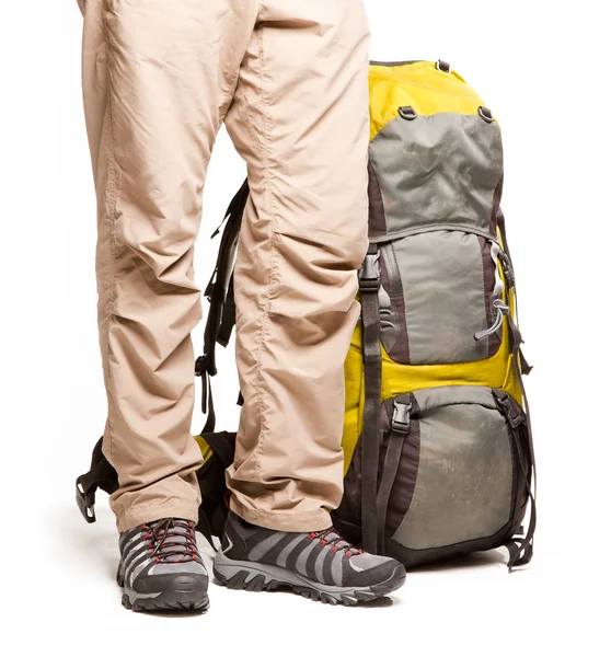 Мужчина стоит рядом с упакованным рюкзаком и готов идти — стоковое фото