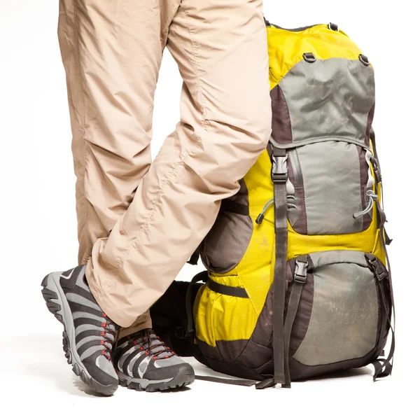 Homem fica perto de mochila embalada e pronto para ir — Fotografia de Stock