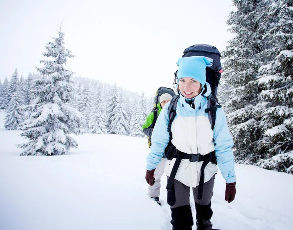 Vandrare i skogen vinter — Stockfoto