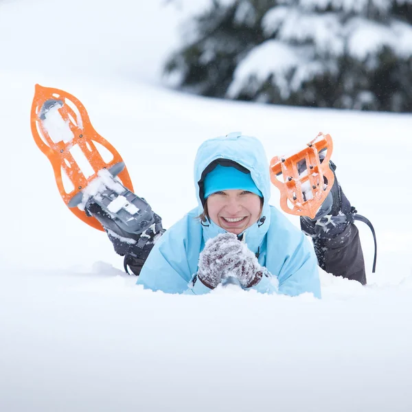 Retrato del excursionista acostado en la nieve — Foto de Stock