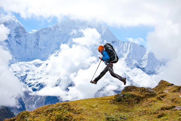 Himalaya dağlarında yürüyüş — Stok fotoğraf