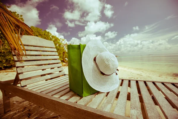 Moda de Verão: chapéu e saco no lounge da praia — Fotografia de Stock