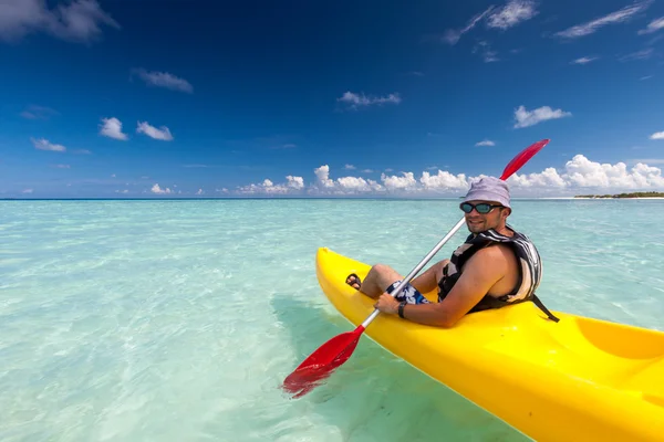 Caucasian man kayaking in sea at Maldives — Stock Photo, Image