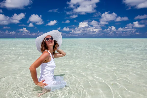 Mulher caucasiana descansa na bela praia — Fotografia de Stock