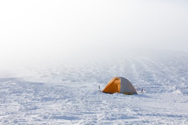 Güneşli kış dağlar turuncu çadırda