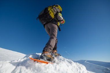 Kışın Karpat Dağları'snowshoeing