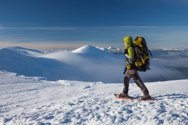 Kışın Karpat Dağları'snowshoeing