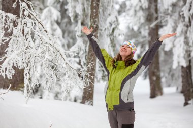 Güzel kadın donmuş kış ormanda poz